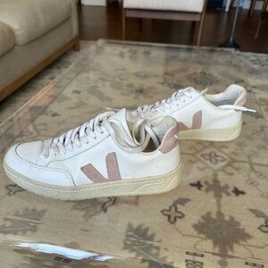 Veja V-12 Sneaker in Extra-White & Babe size 38